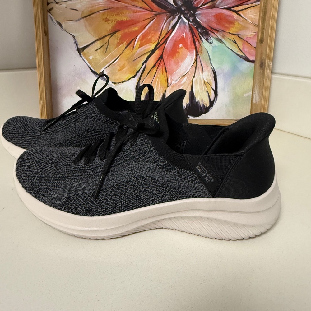 Black Women's Skechers Sneakers